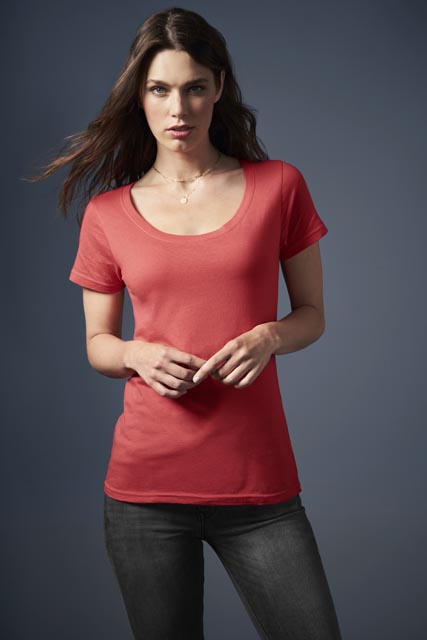 WOMEN’S FEATHERWEIGHT SCOOP TEE